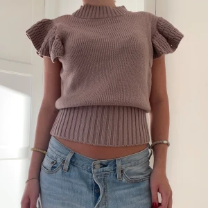 Kortärmad stickad blus. - Jätte fin stickad blus. Sparsamt använd. Jätte fin färg och köpt från lindex🥰