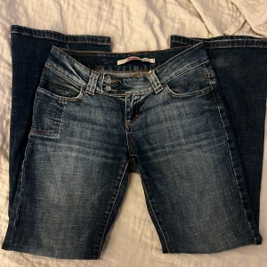 Lågmidjade bootcut jeans  - Superbra skick! Innerben 73cm och midja tvärsöver 36cm. Lite stretch i tyget så midjan passar mig som brukar ha strl 38 i referens. Passar bra för de som är ungefär 165 lång eller kortare. Jeansen är för kort på mig som är 169 :/ Skriv vid frågor💗