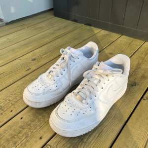 Hej säljer mina Air Force Ones för jag har inte använt dom på ett år, bra skick. Kan tvätta dom om det önskas. Användes bara i en månad. Helt originala storlek 41. Pris kan diskuteras lite. Om du har frågor skriv till mig så svarar jag