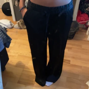 siden pyjamasbyxor  - säljer eftersom de aldrig används. jätte sköna pyjamasbyxor💕köpta för 180kr