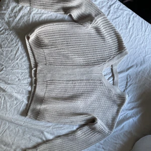 stickad topp - en vit stickad tröja i hyfsat bra skick, den kommer inte till användning längre och har någon rosa fläck på armen, men den lyns inte bra och är inget man tänker på