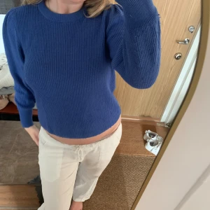 Mörkblå stickad tröja - Säljer denna mörkblåa stickade tröja från Cubus. Tröjan är relativt använd vilket har resulterat i ett hål i nacken men det är inget som syns om du har långt hår och det går att du igen hålet om man kan det.