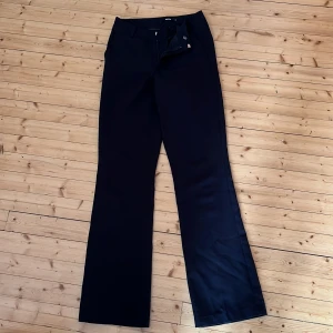 Kostym byxor  - Säljer dessa kostym byxor i fint skick. Inte så mycket andvänd. Dem ör boot cut och högmidjade.