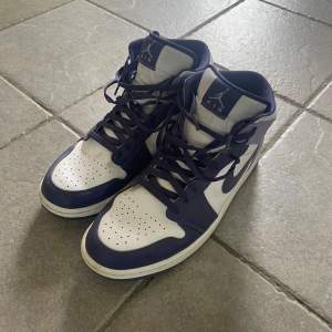 Air Jordan 1 Mid Blueberry i storlek 46. Köptes för 1600 på Nikes egna hemsida i November förra året, men dom har bara stått stilla och inte används alls sedan april ungefär. Rikigt bra skick, Pris kan diskuteras! (Box medföljer) 💯(Tvättar dom innan frakt om det önskas) 💯