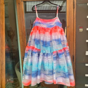 Maxjenny klänning s/m - Maxjenny! Klänning med unika mönster i blå, koral, och turkos. En vacker klänning som har en lös passform och är perfekt för varma dagar.  Storlek S/M  Är i mycket bra skick men har små fläckar som jag inte testat att ta bort.