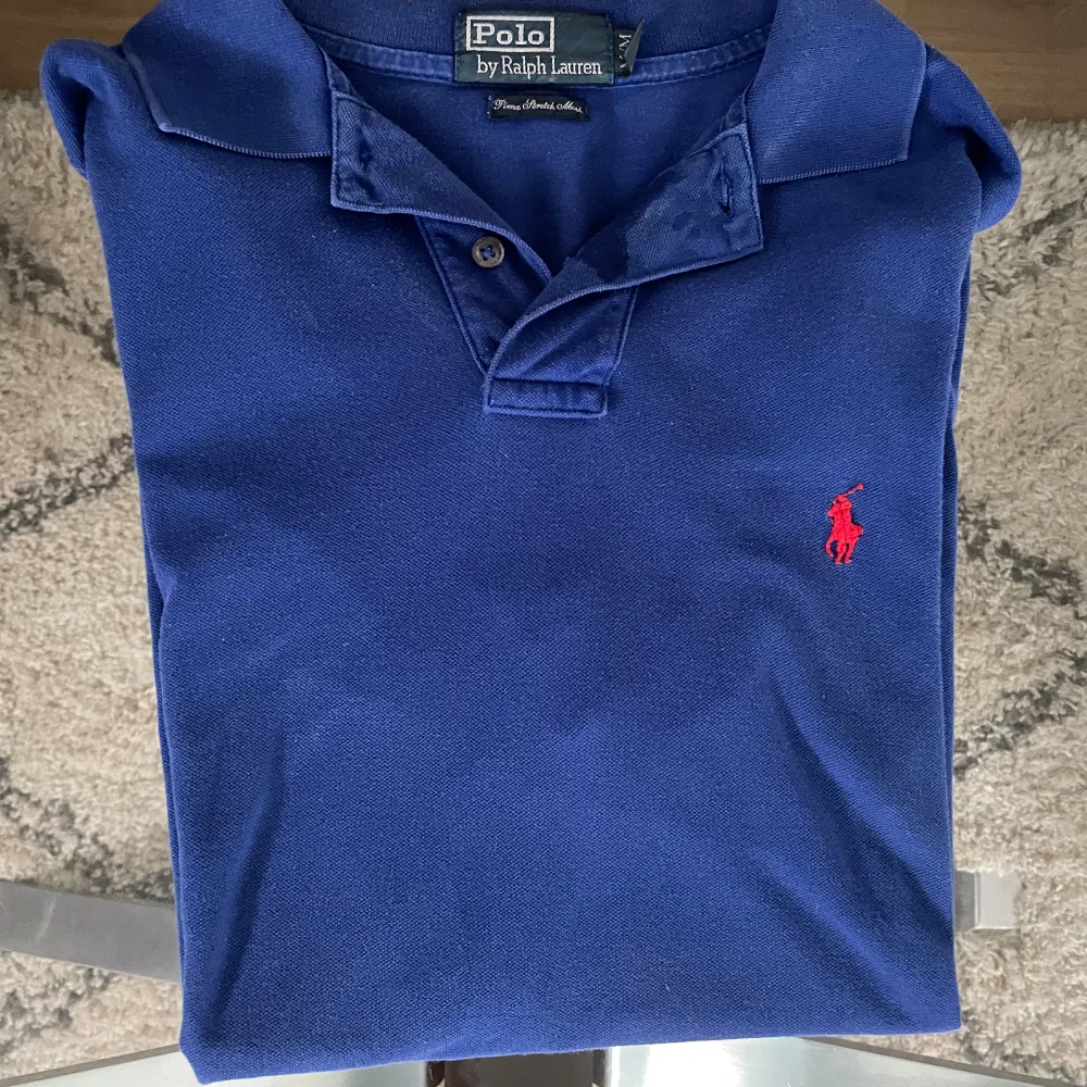 3 stycken Ralph Lauren skjortor. 130kr styck eller alla för 300kr Den lila och gråa är i storlek L Den blåa är i storlek M men sitter som L  Små missförgningar, tror att dem går bort i tvätten. Skjortor.