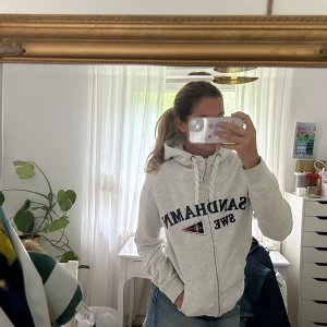 Sandhamn hoodie storlek S - Jättefin vit Sandhamn hoodie i storlek S🤍🤍