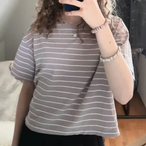 Randig tshirt - (SÄLJER ÄVEN LIKNANDE I MINTGRÖN! 💚) Ljuslila randig tshirt i bomull. 💜 Skriv gärna vid frågor!