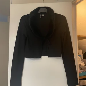 Tröja - En tröja från h&m i storlek M. Använd 2-3 gånger så i gott skick. Används ej längre.