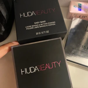 Puder  - Säljer min huda beauty powder i färgen BLONDIE💋 har använt den flera gånger. Skriv om ni har frågor😇