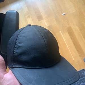 Gucci keps,[NYLON] sällsynt, går inte att beställa längre. Skick 7-10. 1850k. PASSAR [M]