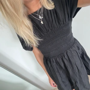 Miniklänning  - Superfin miniklänning från h&m med indragen midja💕 aldrig använd 