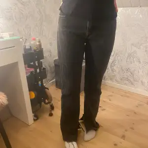 Säljer dessa svarta pull&bear jensen med slits💞