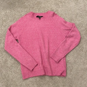 VERO MODA stickad tröja - Stickad rosa tröja från VERO MODA i fint skick, inte nopprig men tvättad. Storlek S. Nypris: 300kr