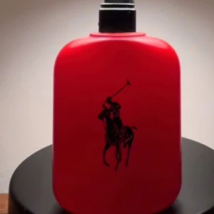 polo ralph lauren parfym röd - Har inte använt parfymen så mycket det är ungefär 75% kvar av flaskan och nytt pris är 1400kr