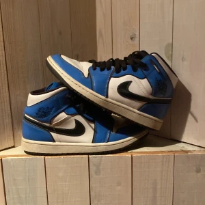 Jordan 1 signal blue - Bra skick ca 8,5/10, boxen finns kvar. Kontakta om du har några funderingar.