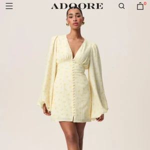 Adoore klänning  - Super snygg klänning från adoore, ny med prislappen kvar, klänningen är i en storlek 38🤍 slutsåld på hemsidan🤍 har du några frågor så är det bara att skriva