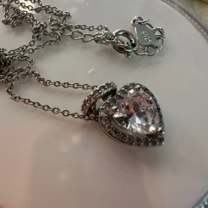 Silver halsband  - Fint äkta silver halsband, ett fint hjärta med en diamant i mitten.    Skriv om ni har bättre pris!!!