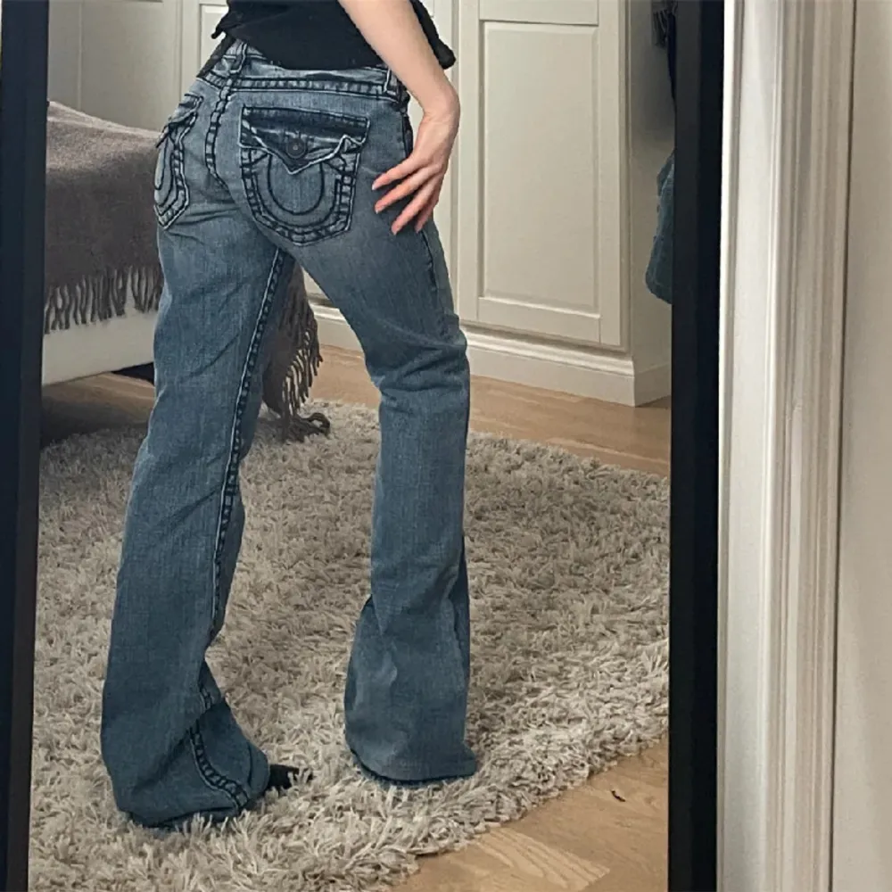 Säljer mina trueys pgr av att dom är för stora för mig, lågmidjade och bootcut i storlek 28 midjemåttet är 39cm tvärs över och innerbenslängden är 83cm. Hör av er för fler bilder eller andra frågor💗. Jackor.