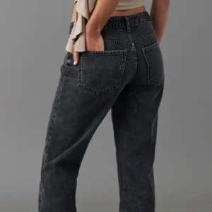 Lågmidjade svarta jeans!  - Jeansen är från Gina Tricot i storlek 32, dom är använda men inte så det märks! Midjemått 36cm och innerbenslängden är 77cm
