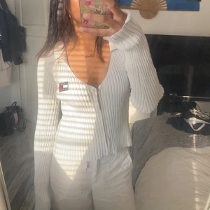 Tröja Tommy hilfiger - Jätte snygg kofta från Tommy hilfiger som jag aldrig använt. Kan ha en tröja under men är snygg utan med. Nypris 700, säljs för 200 Priset kan diskuteras!🤍 Storleken är L men passar perfekt som S