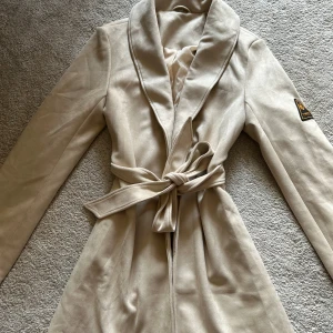 Kappa - Jättefin kappa från celastine i storlek s 🫶🏻 i bra skick utöver att den finns en på och avtagbar päls som nu är borta. Använd gärna ”köp nu” 🤍