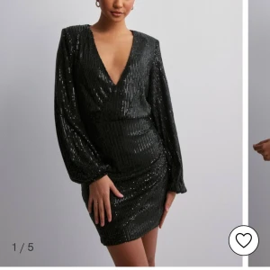 Snyggaste glitter klänningen  - Från Nelly, nypriset är 599, stress köpte inför nyår men den var alldeles för liten och kunde inte lämna tillbaka pga prislappen var av. Pris går att diskutera