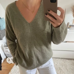 Stickad tröja - En stickad tröja i en så fin grön färg. Från Esprit i storlek XS. Har en fin urringning på framsidan. Är lite nopprig därav billigt pris, men väldigt mjuk och skön i materialet🍵💛 