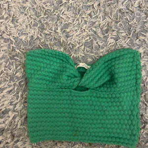 Grön bandå topp - Säljer denna gröna tubtopp från pull and bear. Använd fåtal gånger, i storlek S.