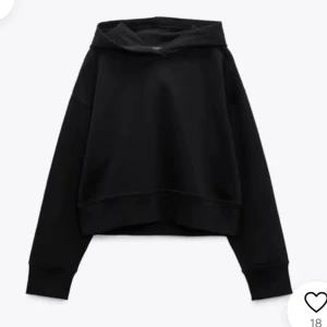 Zara svart hoodie - Säljer denna svarta hoodie från zara, den är använd fåtal gånger och i bra skick💗