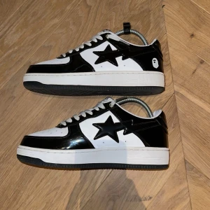 Bape sta skor - Säljer nu dessa riktigt feta Bape sta skor. De är mycket populära och passar med mycket. De är i storlek 41 men sitter ganska stort. De är i mycket bra skick
