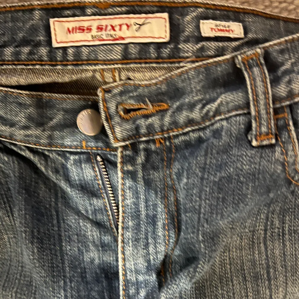 Väldigt fina Miss Sixty jeans. Köpta begagnad i nyskick men blev inte använda så därför säljer jag dom. Har inte användt dom utan de är i nyskick! Jag är 164 cm och de är lite långa på mig men går ju lätt att sy upp😉Små i storleken. 🤍 . Jeans & Byxor.