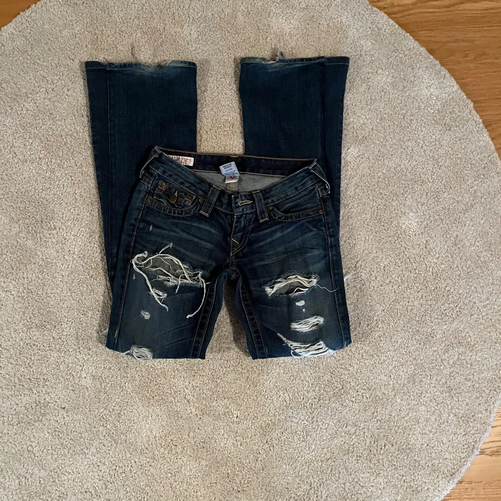 As feta true religion jeans, W24. Midja runt: 75cm, innerbenslängd: 83cm. Dom är lite upptrampade och har sytt dom till bootcut! Använd gärna köp nu🫶. Jeans & Byxor.