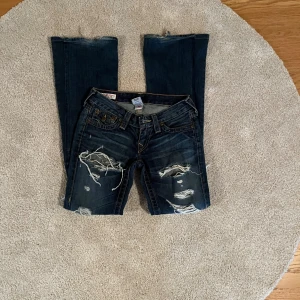 True religion jeans - As feta true religion jeans, W24. Midja runt: 75cm, innerbenslängd: 83cm. Dom är lite upptrampade och har sytt dom till bootcut! Använd gärna köp nu🫶