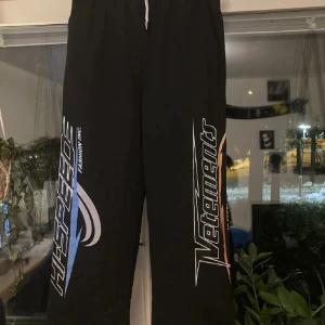 Vetements Hi-Speed mjukisbyxor - Skit fräscha vetements mjukisbyxor som är perfekt till kvällen eller hänget med vänner. Är också väldigt lätt att göra outfits med.