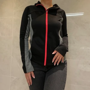 Träningsjacka - En träningsjacka med stretchig material. 