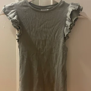 Grön volang tröja  - Jätte fin ribbad tröja med volanger på armarna 