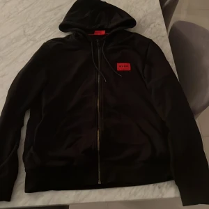 Hugo boss kofta  - En svart Hugo boss kofta i storlek S bra skick 9/10 köptes för 1300