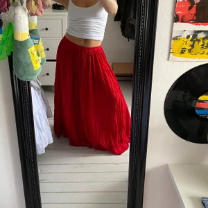 Röd långkjol med detaljer - Stl 40 men har snöre och resår i midjan, passar mig som är S. (158 för längdreferens)