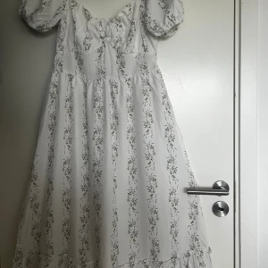 Sommarklänning  - Super fin sommarklänning ✨ Storlek 34-36 🫶🏽 Bara att hör av sig om ni vill ha fler foton 💞