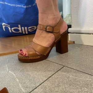 Klacksko läder - Fin klacksko, storlek 38. Från märket ten points (köpt på scorett). Sparsamt använda. Tror sulan är i plast men ser ut som trä. 