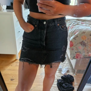 Jeanskjol från Levis - Snygg jeanskjol från levis i storlek 26 vilket motsvarar en small.  Knappt använd