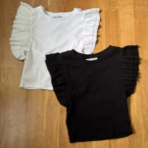 Volangblus -  Säljer dessa Volangblusar från zara 50kr för båda.  Aldrig använda ❤️