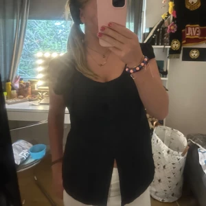 Blus - Jättesöt svart blus/topp med fina detaljer fram till. Storlek 46 men skulle själv säga storlek M/L💗💗