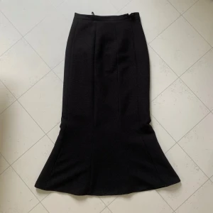 Svart kjol - Maxi kjol utsvängd nertill. Storlek 36. Skriv gärna vid frågor🥰