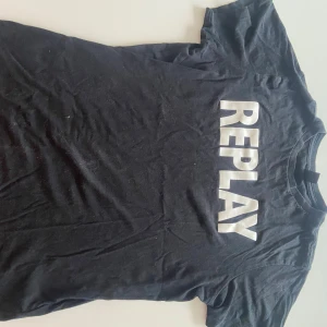 Replay T-shirt  - En fin replay T-shirt som knappt är använd och ser ut som ny