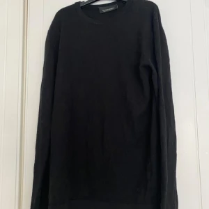 Finstickad tröja i merinoull  - Svart finstickad tröja i merinoull från Tailored originals. Storlek L men mer som en M-S. Lite nopprig.