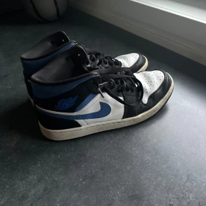 Air jordans 1 Mid - Air Jordans 1, white black royal.  Köpte dem för 3299kr 