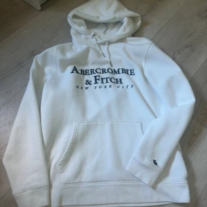 abercrombie and fitch huvtröja vit - Nu säljer vi en superfin huvtröja från abercrombie and fitch i en vit färg. Storlek: Medium Cond 9/10 Nypris:899kr 