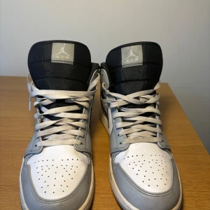 Jordan 1 mid smoke grey - Nypris 3000kr. Lite smutsiga men i mycket bra skick. Bra kan diskuteras!